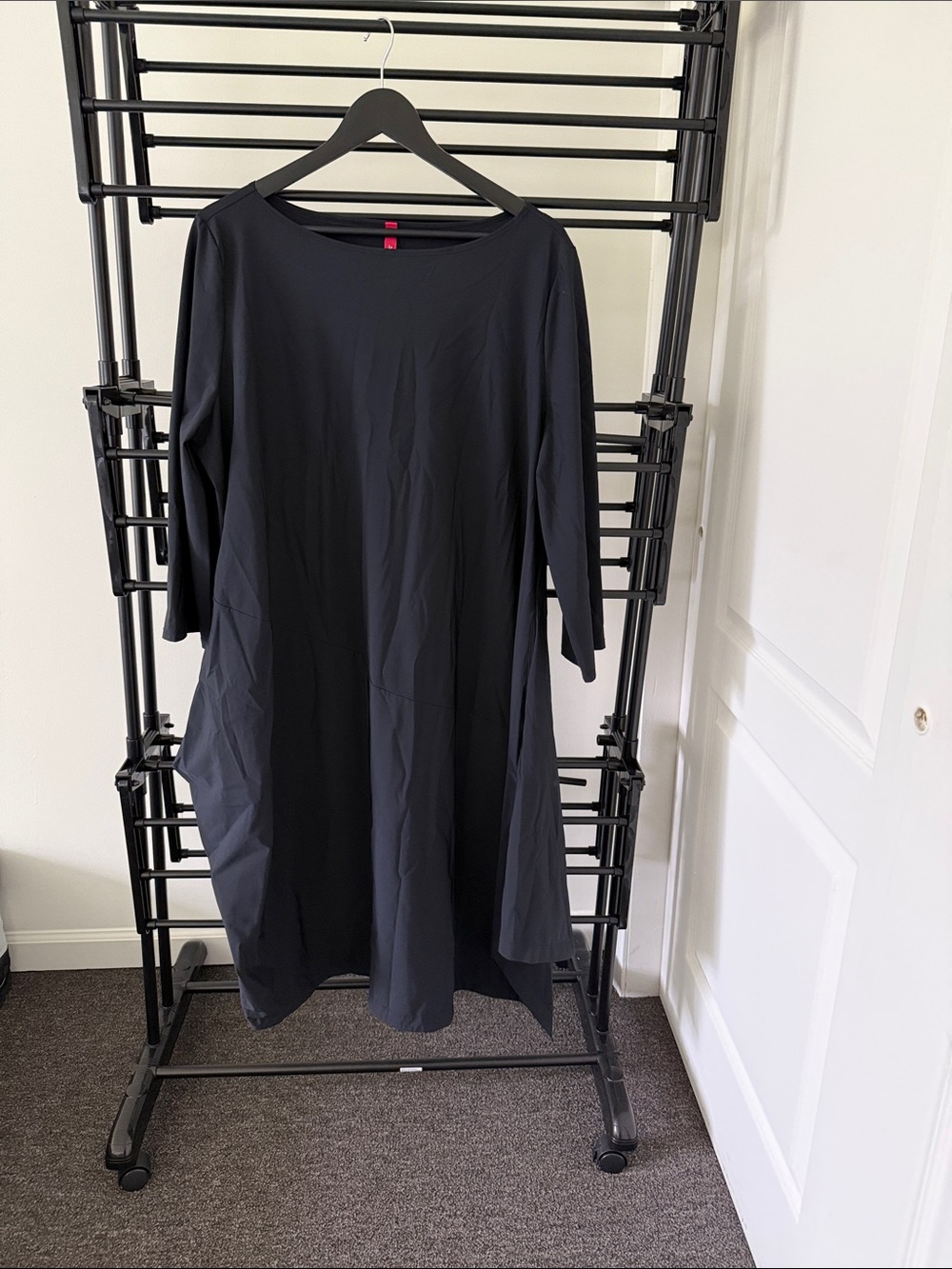 Relaxed Black Midi Dress with Three-Quarter Sleeves